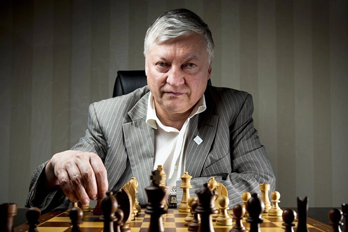 Anatoli Karpov süni koma vəziyyətinə salındı