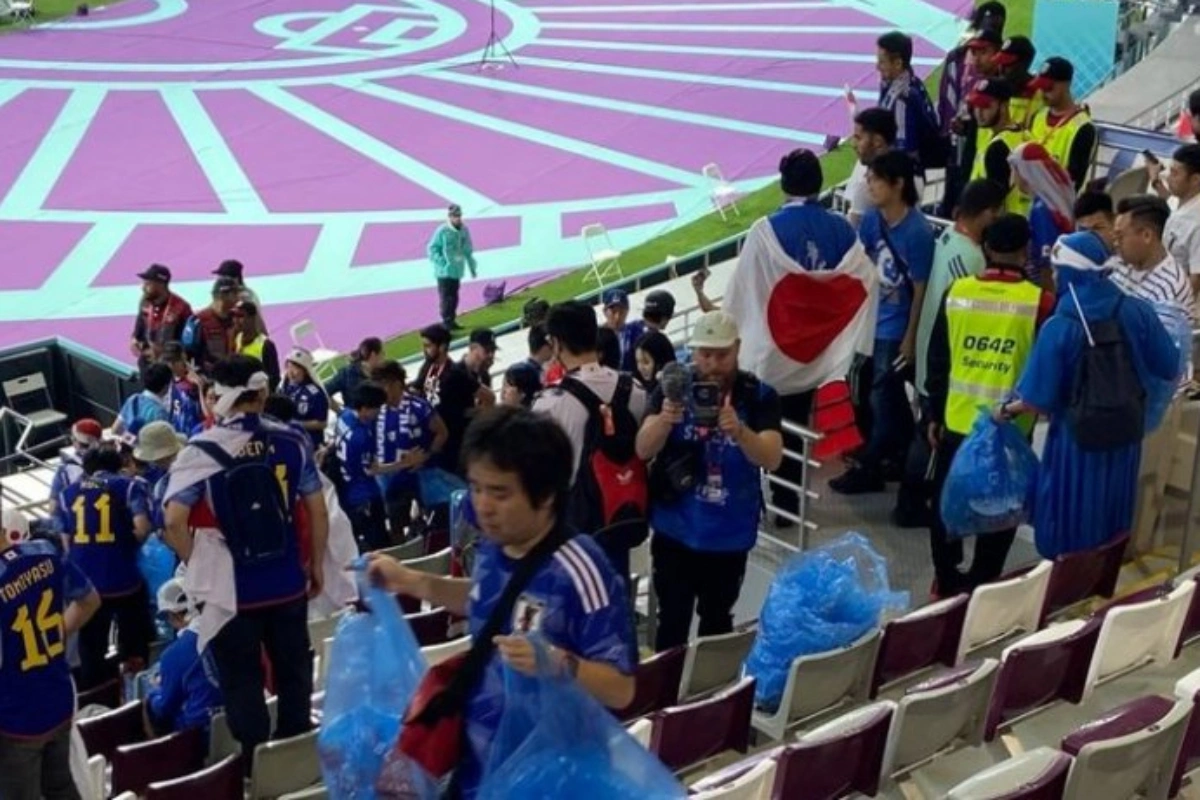 Болельщики сборной Японии убрали мусор после матча с командой Германии - ФОТО