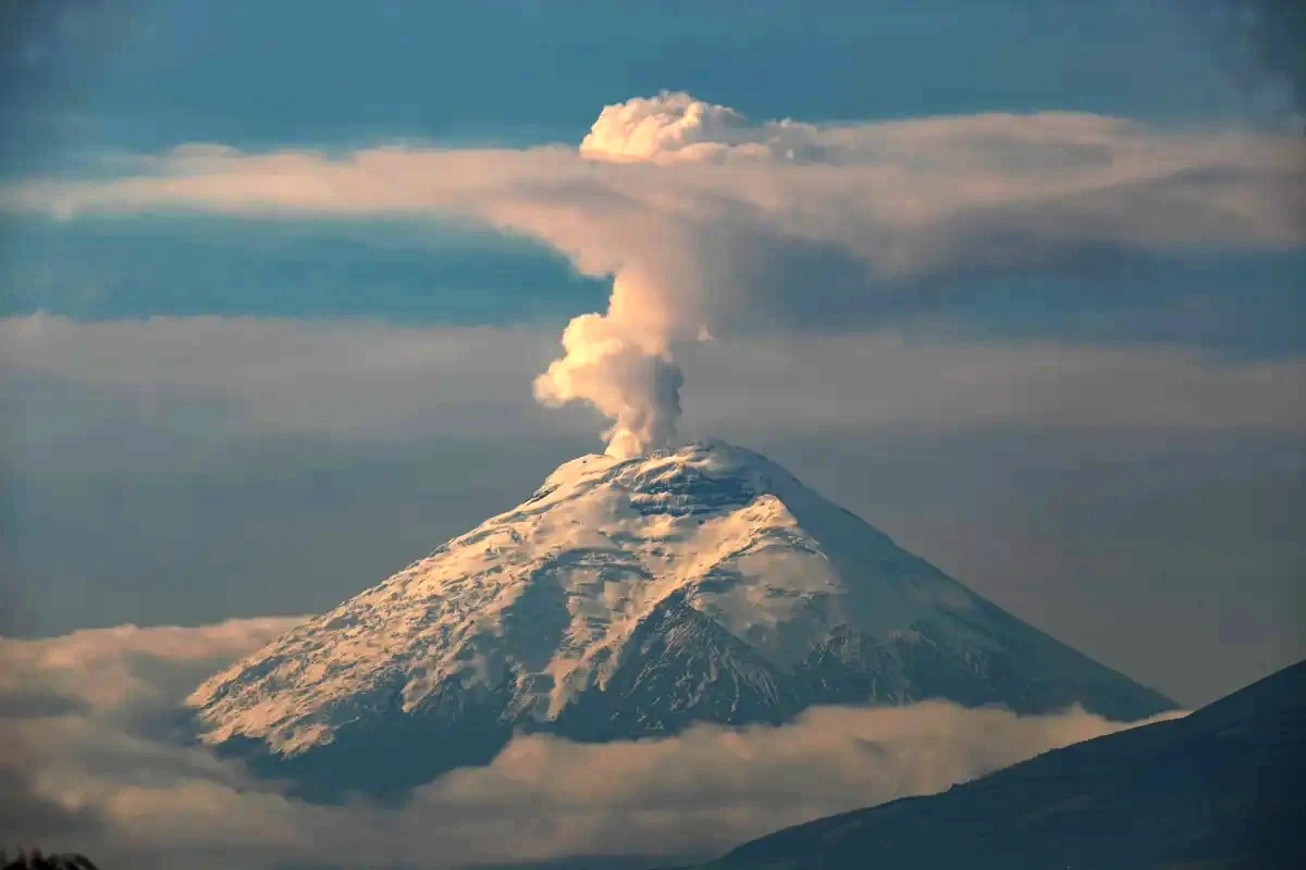 Начал извергаться один из крупнейших в мире вулканов - ВИДЕО