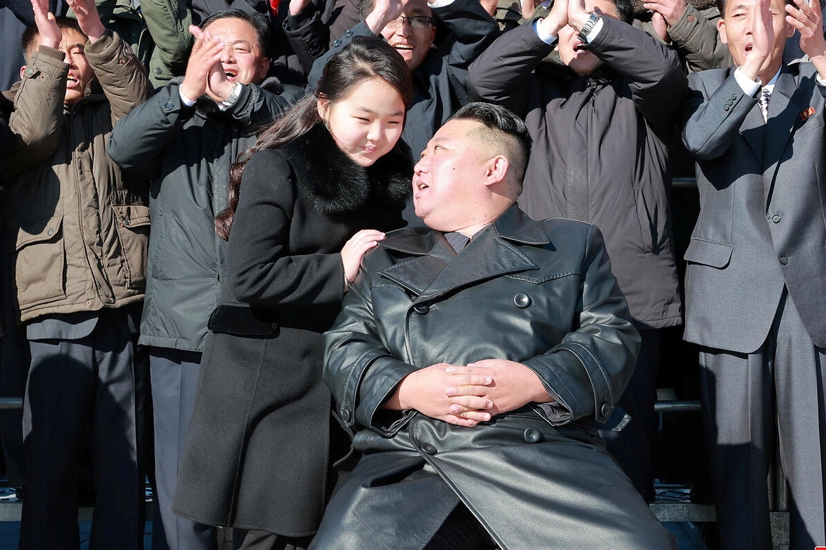 Kim Çen In qızı və nüvə raketi ilə gələcək nəsillərə mesaj göndərdi - FOTO