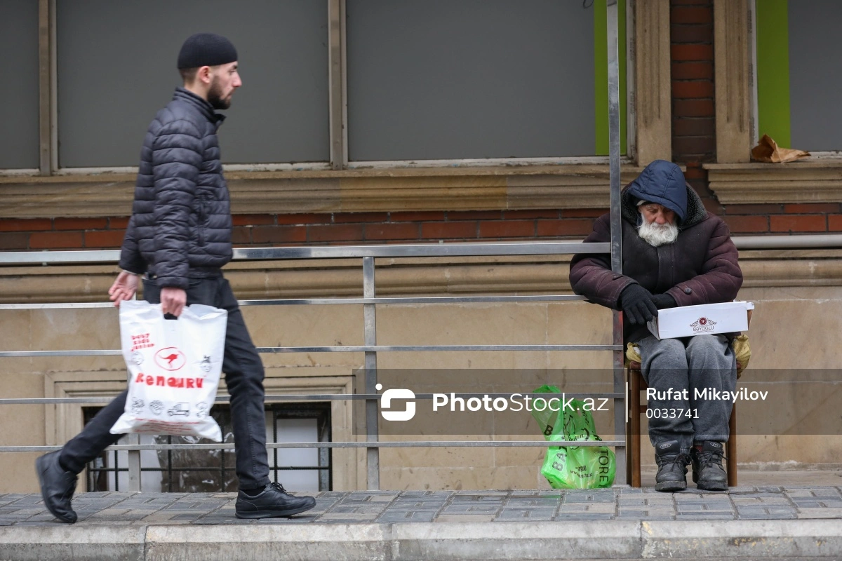 Qadın kilsədən pulla aldığı kişini döyərək diləndirir: “Ölsə, birini də gətirəcəyəm” - YENİLƏNİB + FOTO