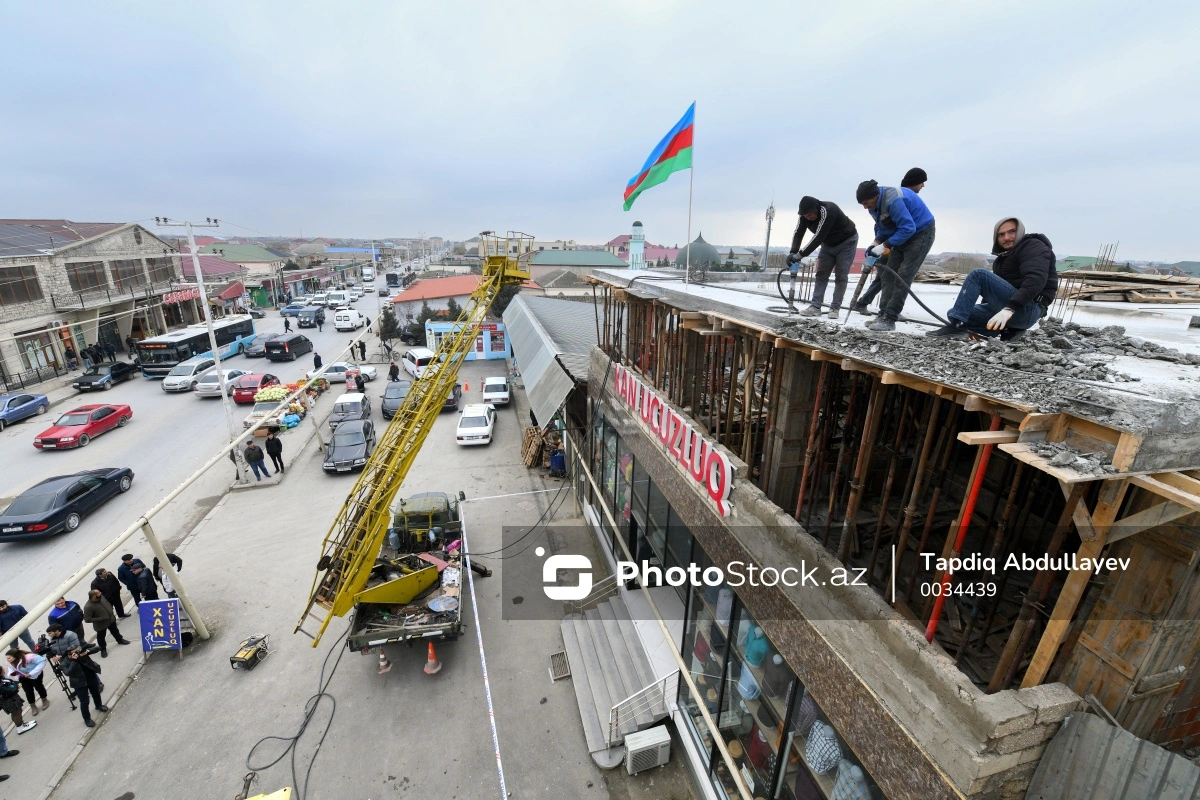 Снос незаконной постройки в Баку - ФОТОРЕПОРТАЖ