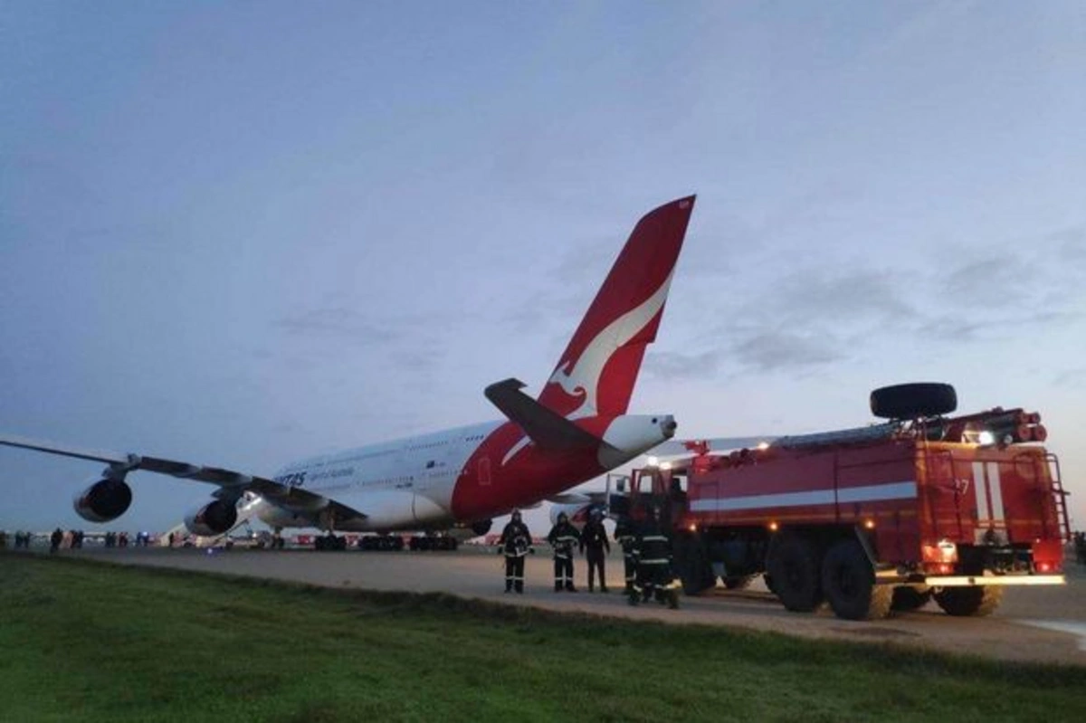 Самолет, выполнявший рейс Сингапур - Лондон, вынужденно сел в Баку - ФОТО