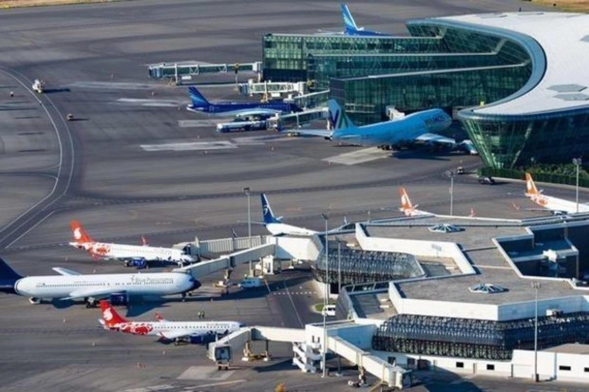 Летевший в Астану самолет совершил вынужденную посадку в бакинском аэропорту - ВИДЕО