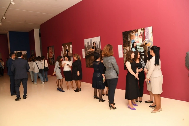 Khaleej Times написала о выставке "17 лиц действия" в Центре Гейдара Алиева - ФОТО