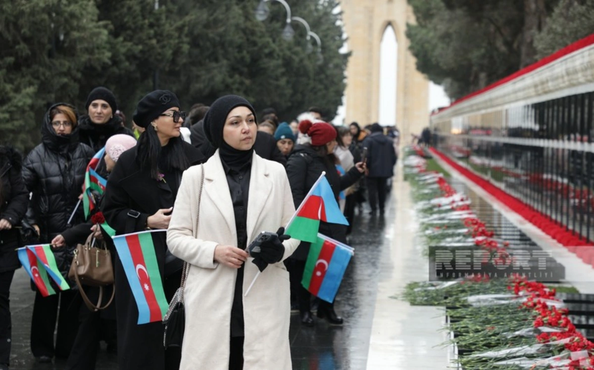 Milli qürur və and yeri: Şəhidlər xiyabanına axın başlayıb - FOTOREPORTAJ