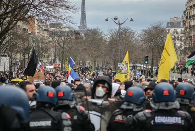 Во Франции начались массовые протесты из-за увеличения пенсионного возраста - ВИДЕО