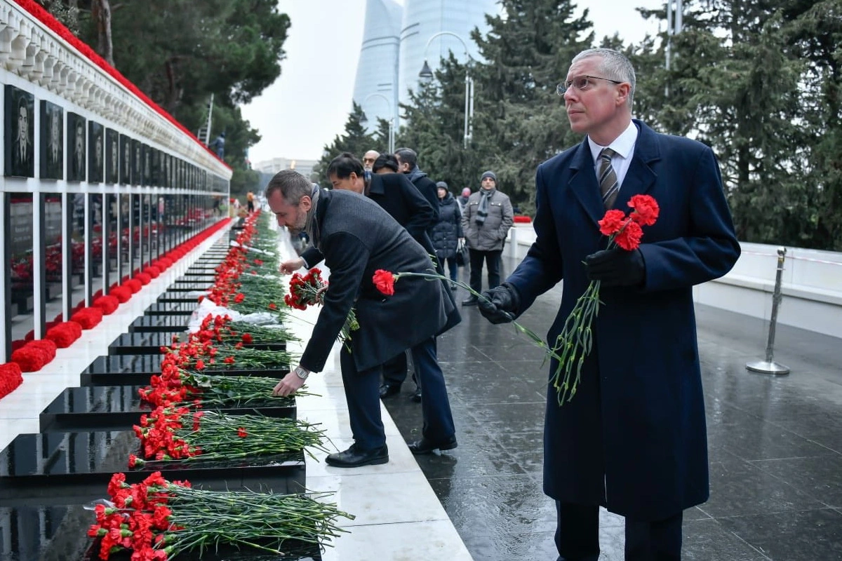 Fergus Auld: “20 yanvar şəhidləri Azərbaycanın müstəqilliyi və azadlığı uğrunda canlarından keçiblər” - FOTO