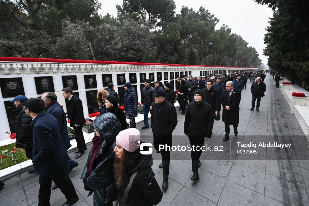 Azərbaycan xalqı 20 Yanvar şəhidlərinin xatirəsini yad edir - FOTO/VİDEO