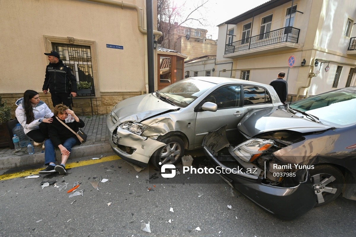 Bakının mərkəzində iki avtomobil toqquşub, yaralı var - FOTO/VİDEO