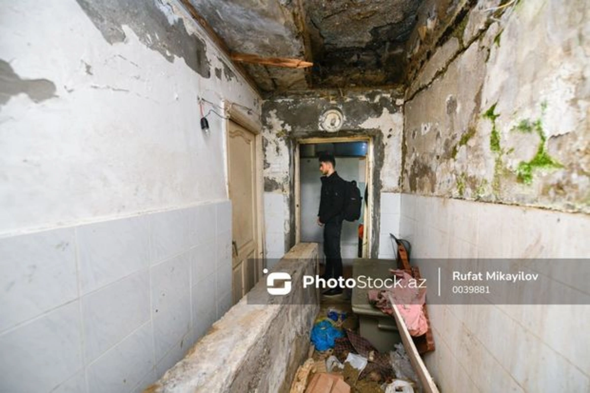 В Баку в здании общежития обрушился бетонный потолок - ФОТОРЕПОРТАЖ