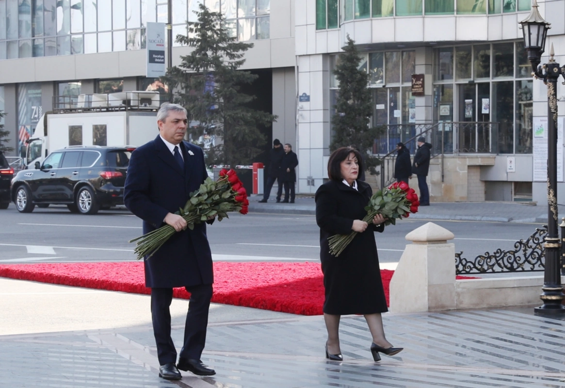 Dövlət və hökumət rəsmiləri Xocalı soyqırımı abidəsini ziyarət ediblər - FOTO