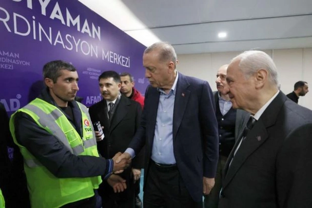 Эрдоган встретился с Сарваром Баширли, который вез гумпомощь для Турции на своем старом автомобиле - ВИДЕО