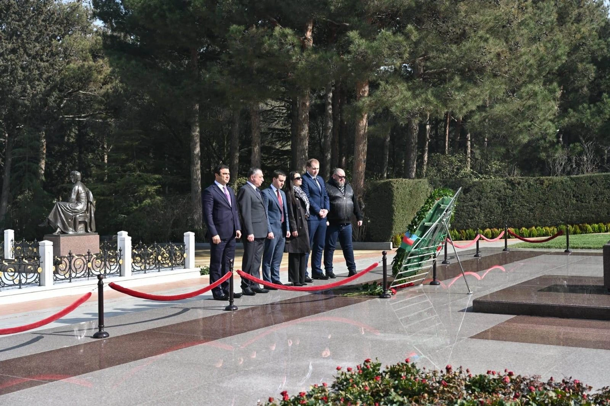 Делегация Верховной рады Украины посетила могилу общенационального лидера Гейдара Алиева - ФОТО