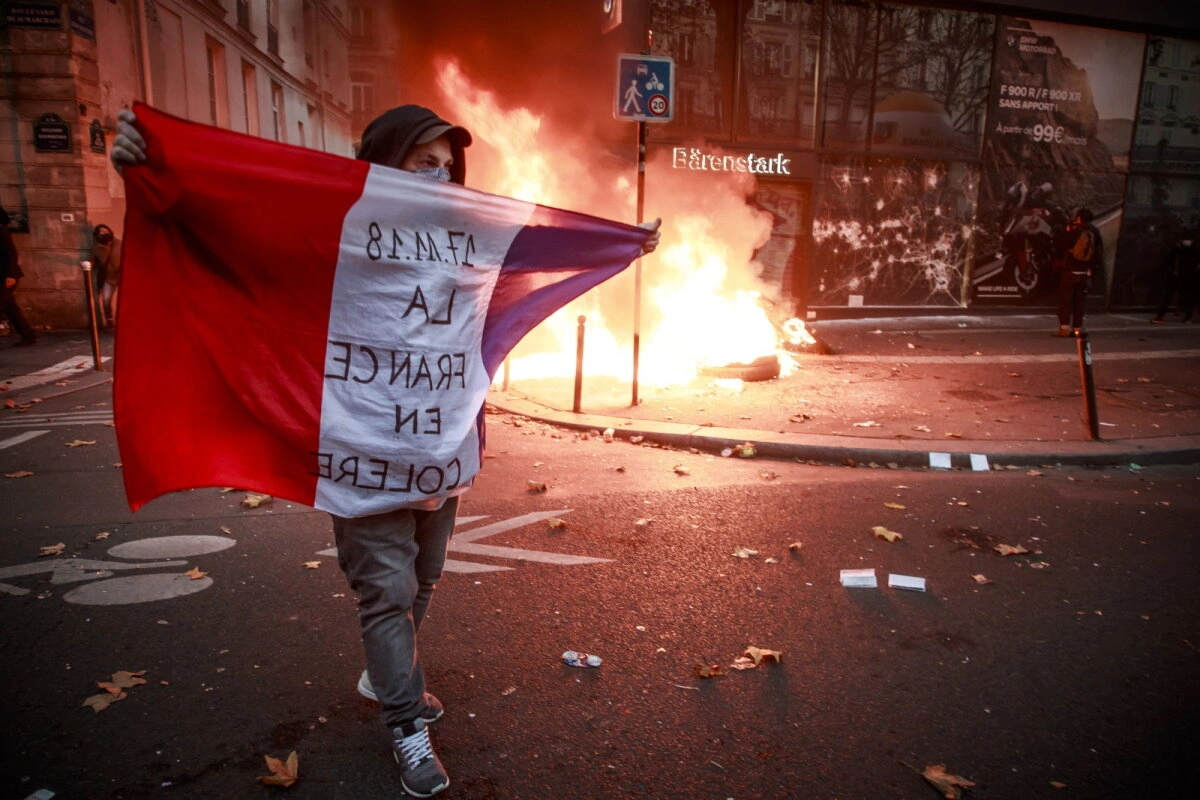 Paris küçələri döyüş meydanına çevrildi - VİDEO