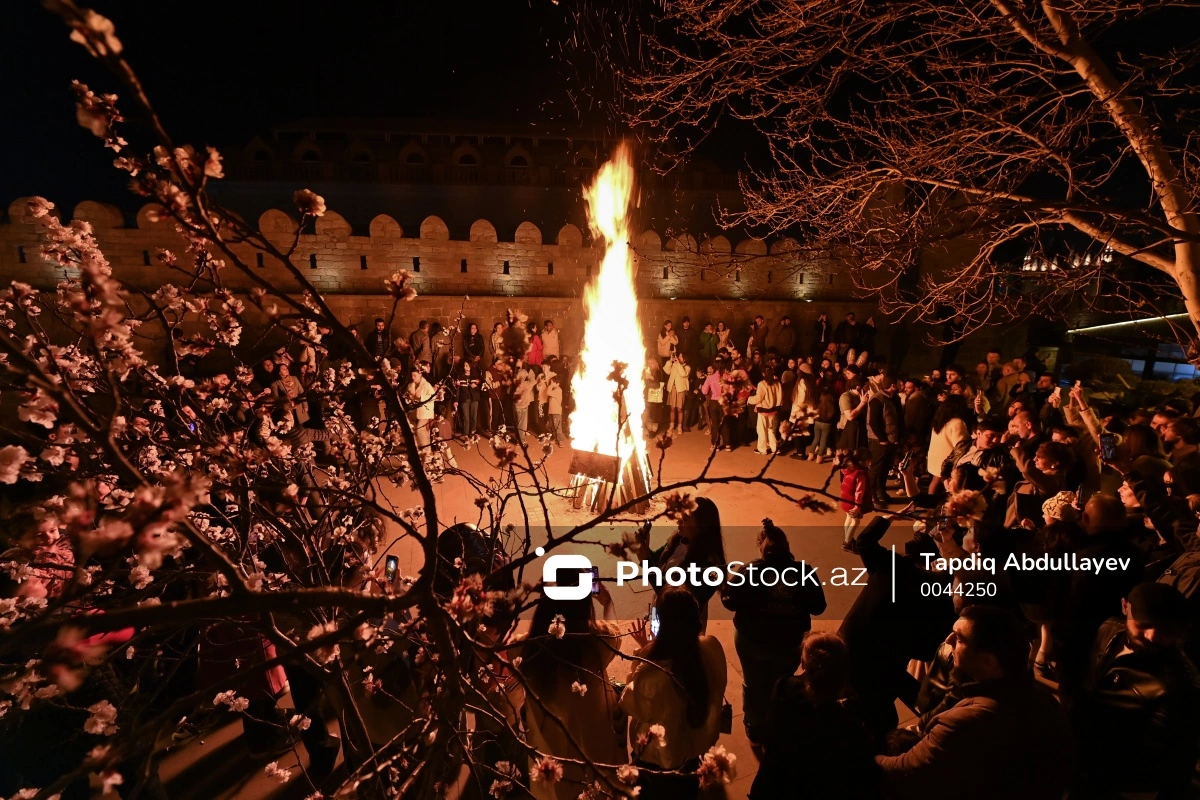 Qədim Bakıda qalanan Novruz tonqalı - FOTOREPORTAJ