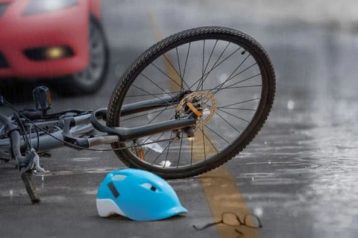 В Нахчыване автомобиль сбил подростков на велосипедах