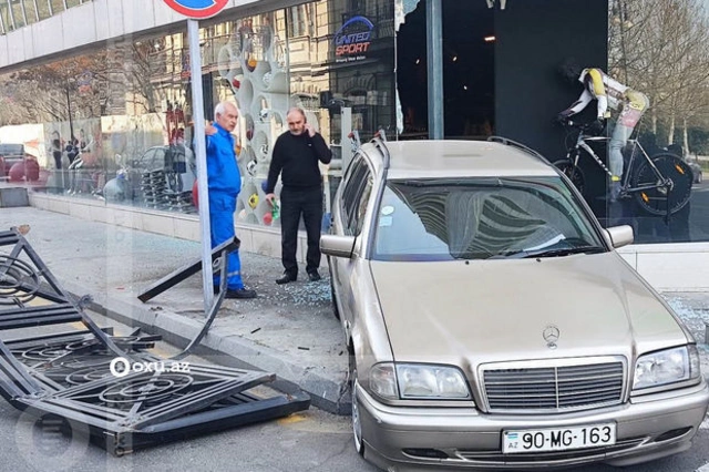 В Баку Mercedes-Benz повредил витрину торгового центра - ФОТО
