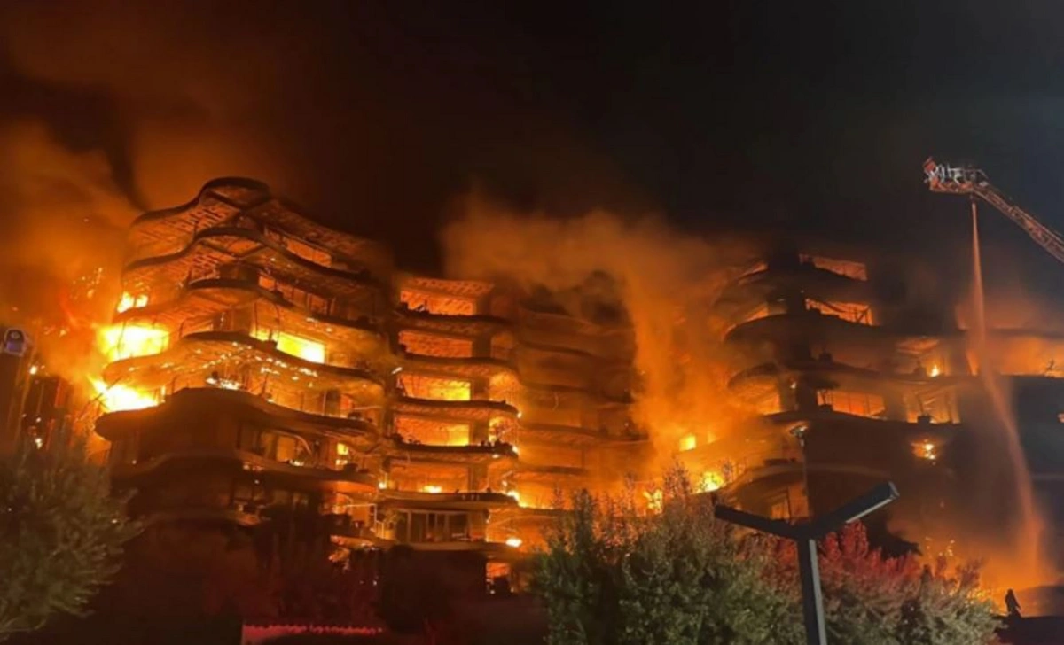 İzmirdə yaşayış binası yandı – VİDEO