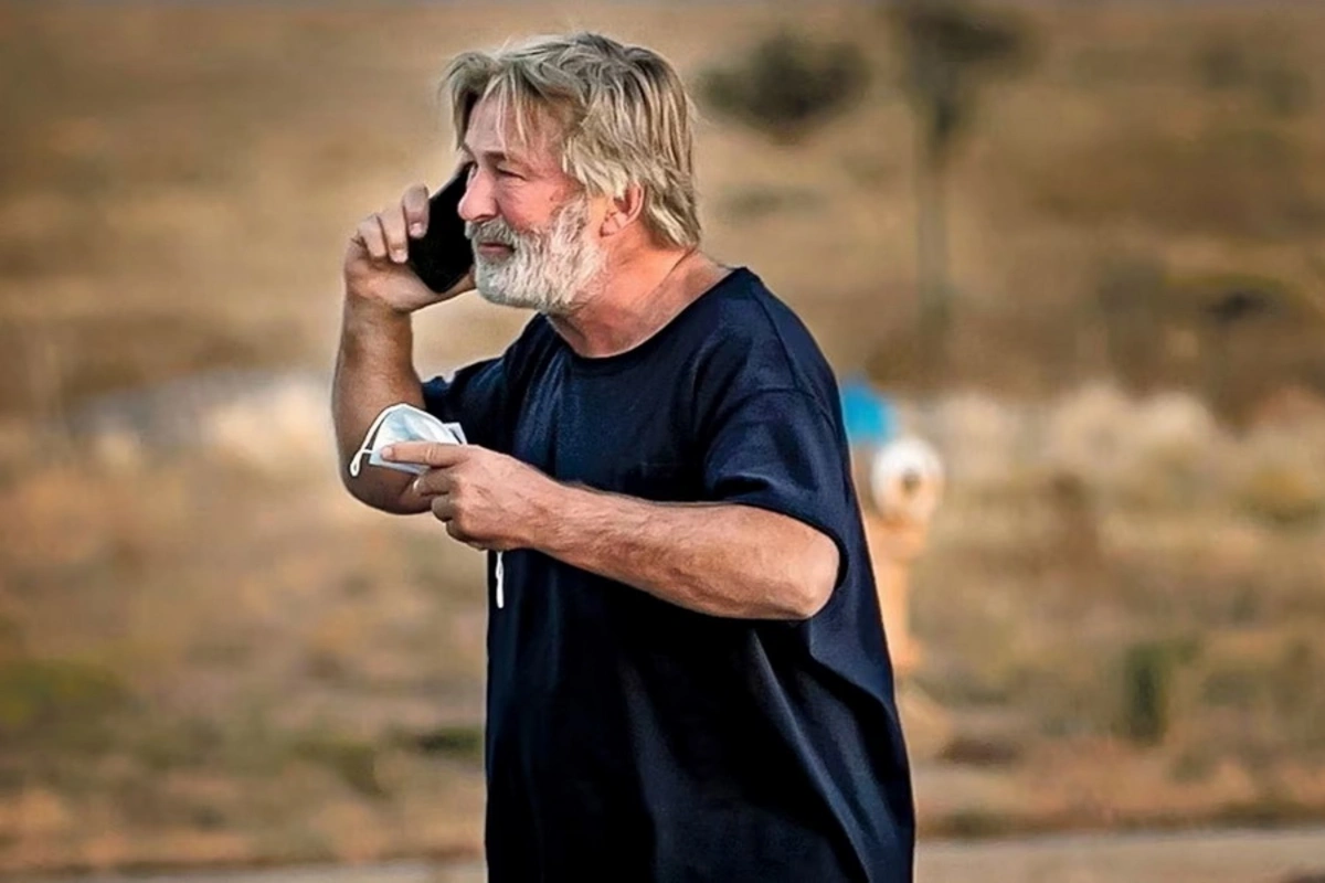 Film çəkilişləri zamanı operatoru güllələyən Bolduinin başı bəladan açılmır - FOTO