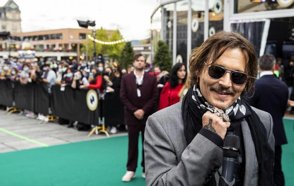 Conni Depp İstanbulda pərəstişkarları ilə görüşüb