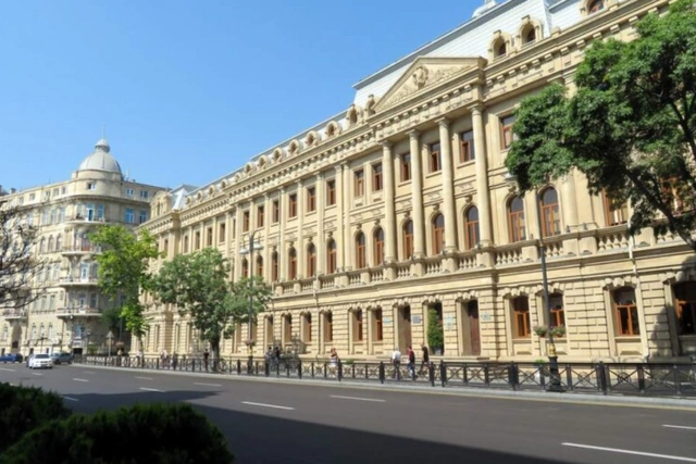 Знаменитая школа в Баку с полуторавековой историей - ФОТО