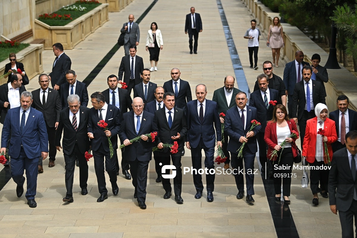 Numan Kurtulmuş ulu öndər Heydər Əliyevin məzarını ziyarət edib - FOTO/VİDEO