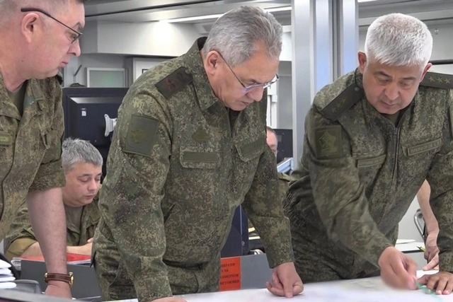 Министр обороны России прилетел в зону боевых действий - ВИДЕО