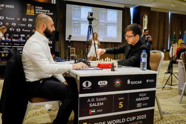 Ниджат Абасов обыграл Салеха Салема в первой партии 1/8 финала Кубка мира
