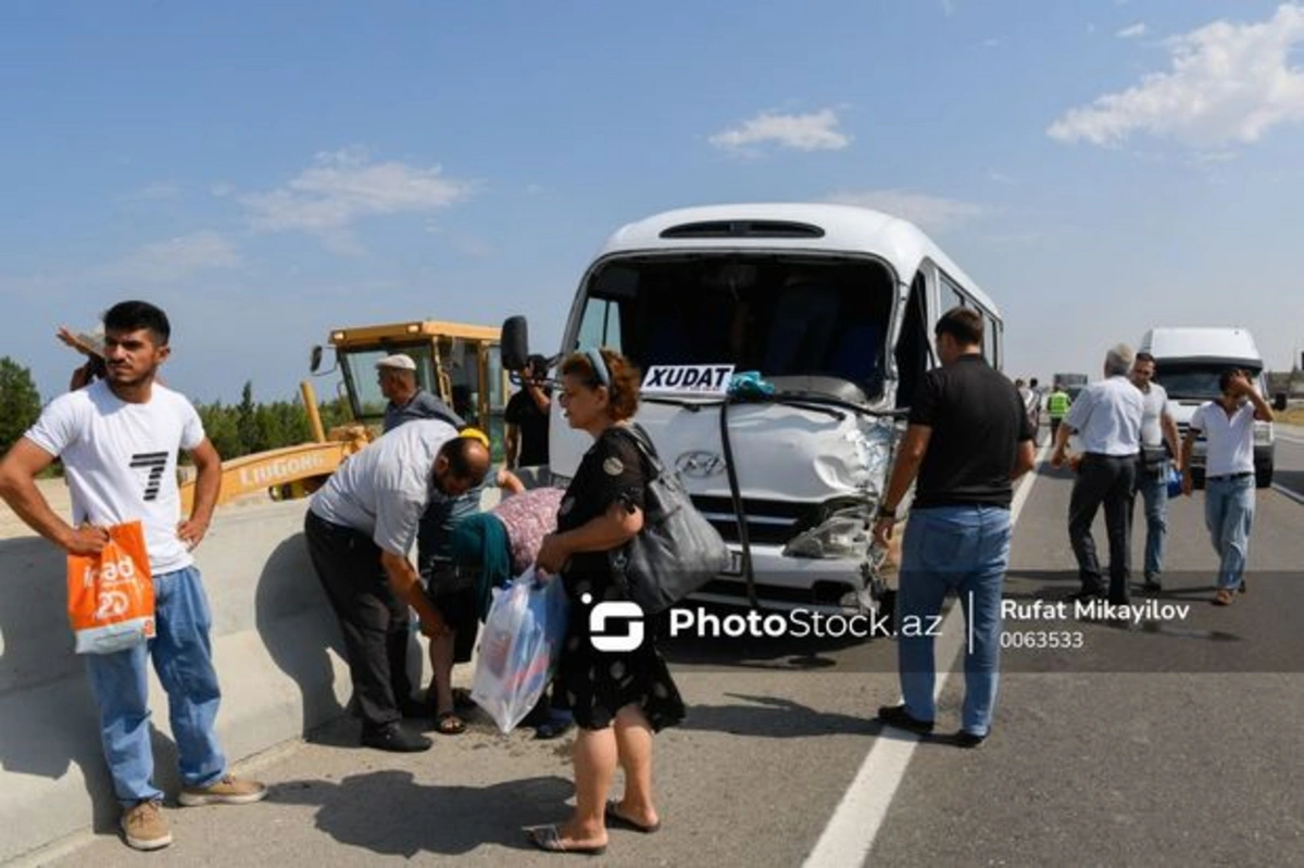 На дороге Баку - Губа столкнулись автобус и эвакуатор, есть пострадавшие - ФОТО