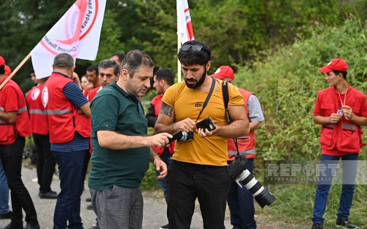 Xarici KİV nümayəndələri humanitar yardım karvanının dayandığı Ağdam-Xankəndi yoluna gəliblər - FOTO