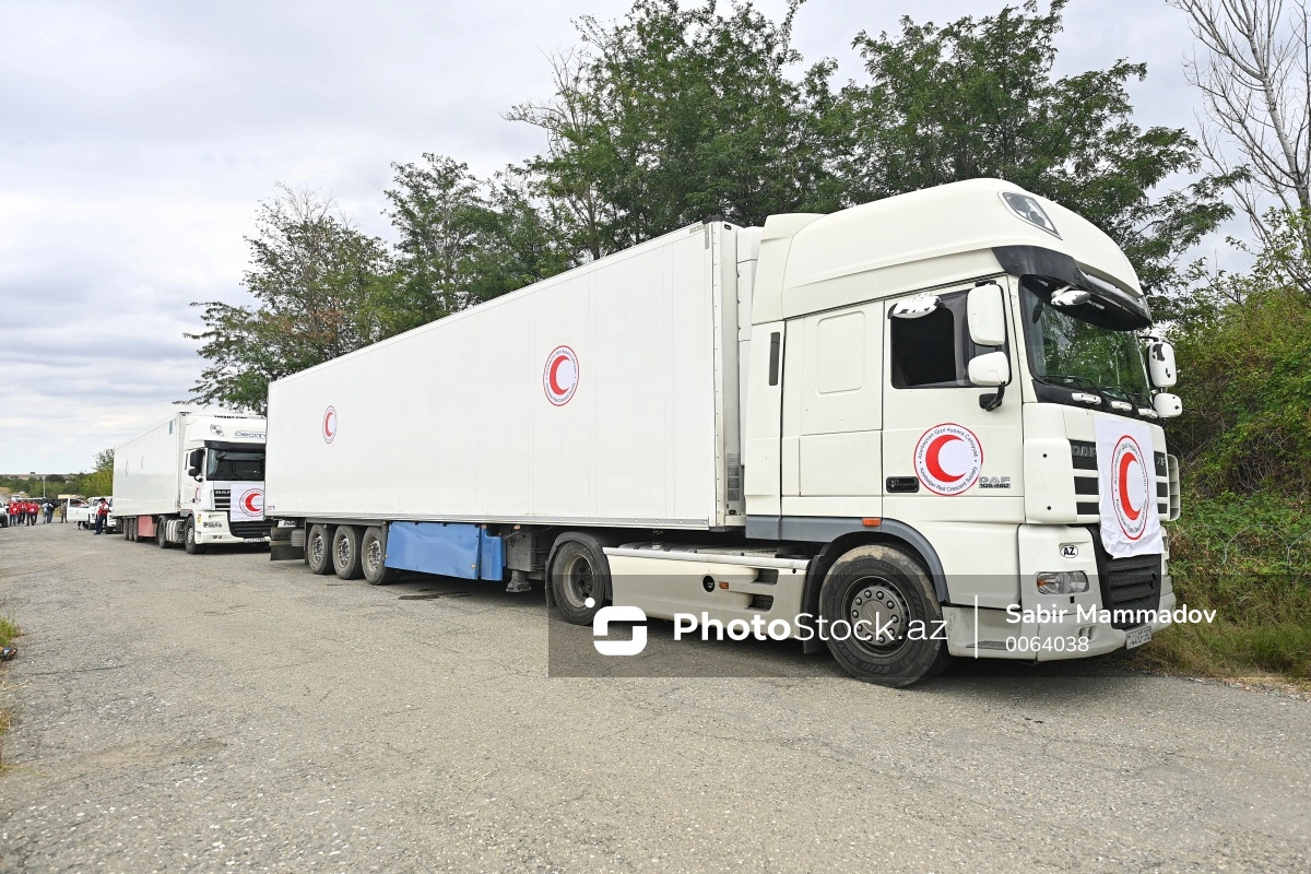 Bakıdan erməniəsilli şəxslərə yardım aparan TIR-lar Ağdam-Xankəndi yolunda gözləyir - YENİLƏNİB - FOTO