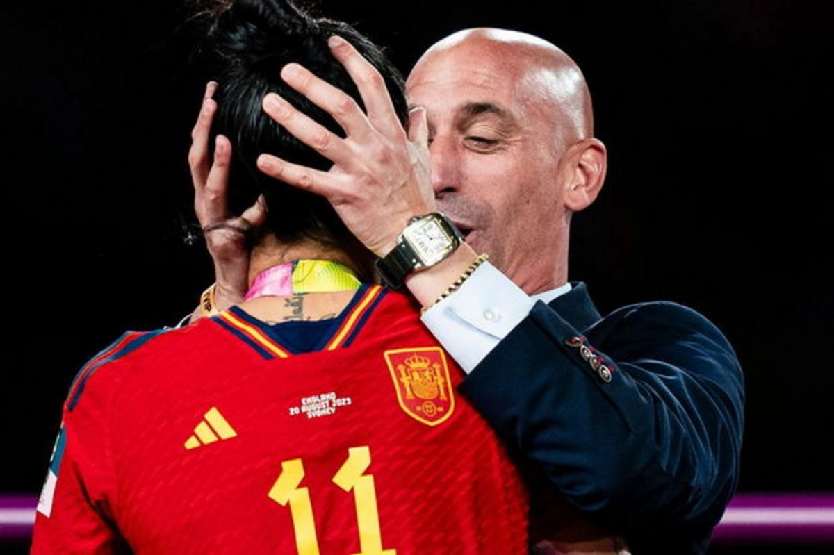 Milyonların gözü qarşısında qadın futbolçunu öpən federasiya prezidenti istefa verdi - VİDEO