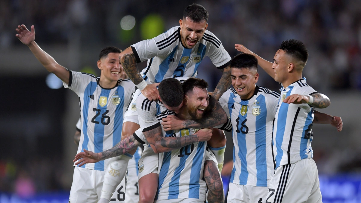 3601 metr yüksəklikdə futbol oyunu: Argentina millisi La-Pasa oksigen balonları ilə gedib - FOTO