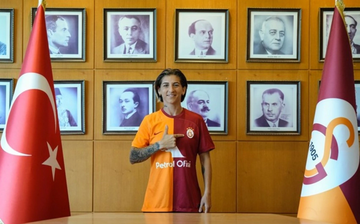 Azərbaycan millisinin futbolçusu “Qalatasaray”a transfer olunub