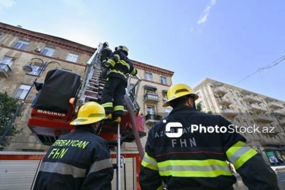 В Баку в многоэтажном жилом доме произошел пожар