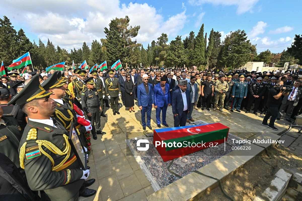 Azərbaycanın Milli Qəhrəmanı Riad Əhmədov dəfn edilib - YENİLƏNİB + FOTO/VİDEO