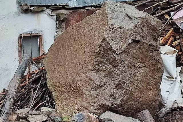 İstanbulda dəhşət: Qayalar qoparaq yaşayış evlərinin üstünə düşdü - FOTO