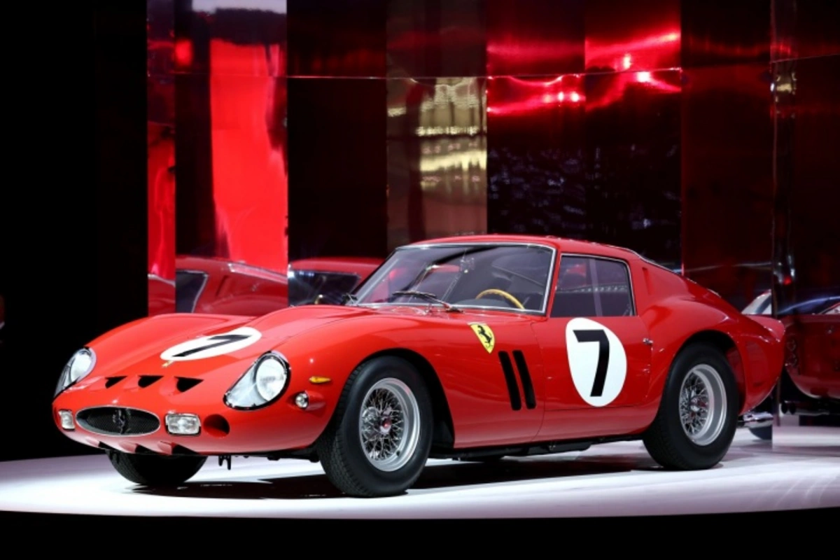 “Ferrari”nin ən bahalı avtomobili hərraca çıxarılır