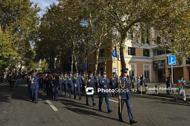 В Баку прошли шествия военнослужащих в связи с Днем Победы - ОБНОВЛЕНО + ФОТО/ВИДЕО