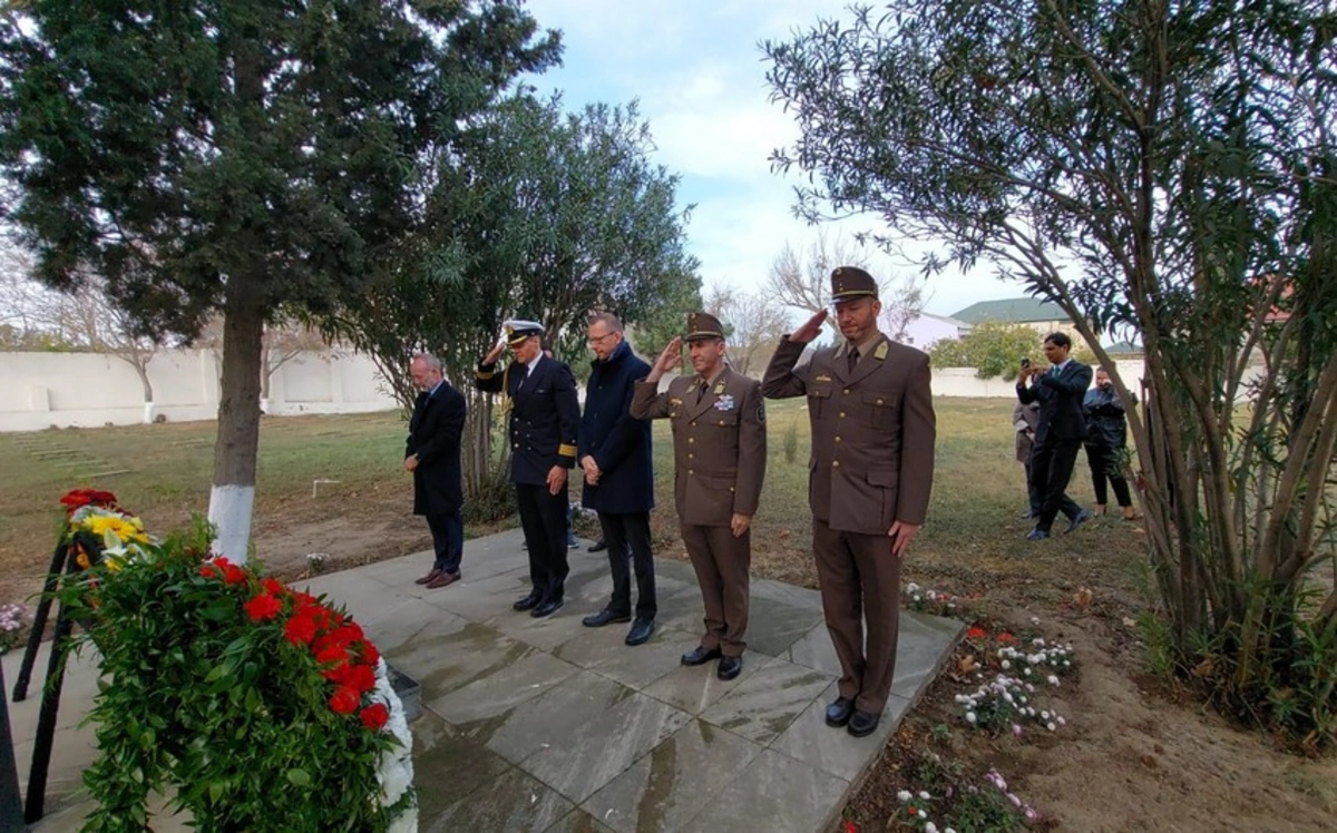 Üç ölkənin diplomatları Sumqayıtda avropalı əsirlərin dəfn edildiyi məzarlığı ziyarət ediblər - FOTO