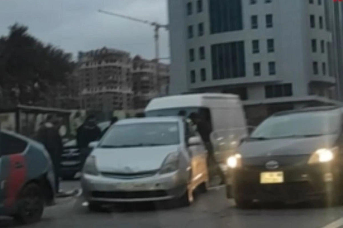 В Баку столкнулись два автомобиля марки Toyota Prius - ВИДЕО
