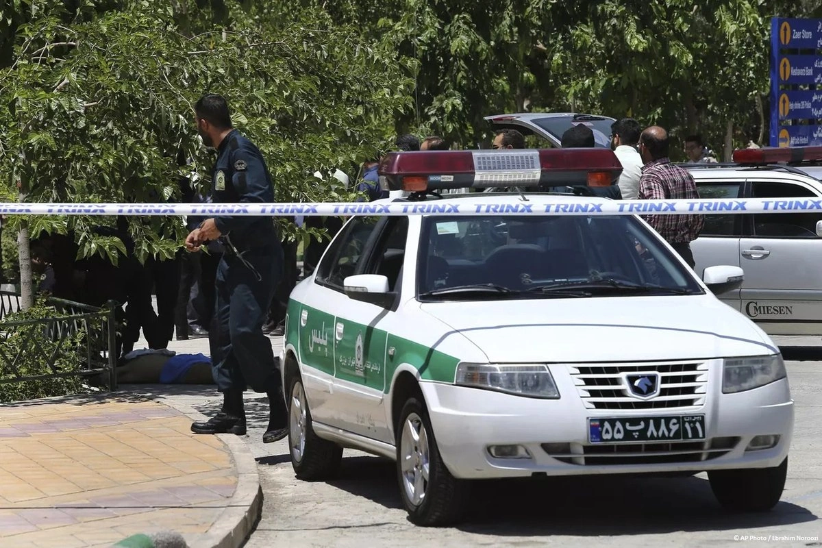 İranda silahlı şəxs polisi atəşə tutub: Yaralananlar var