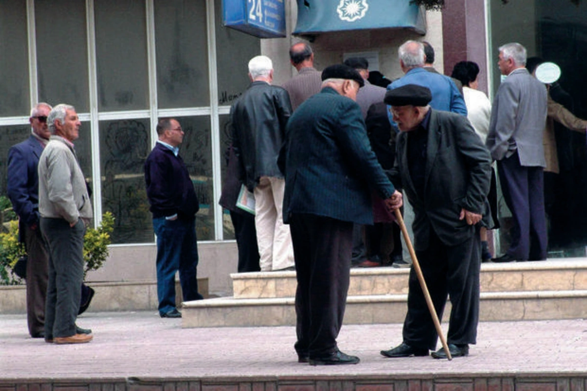 Nazir pensiya yaşı məsələsinə münasibət bildirib