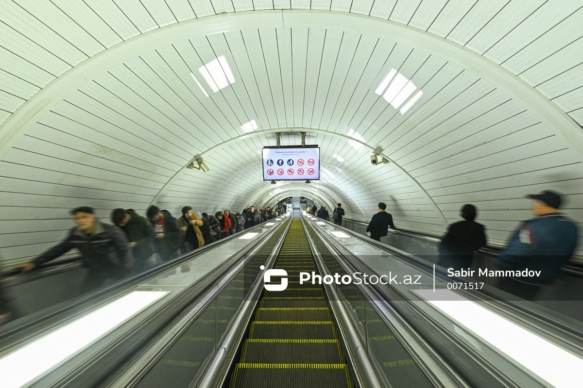 Metrodan çıxarkən vəfat edən kişi məşhur müğənninin atası imiş - YENİLƏNİB + FOTO