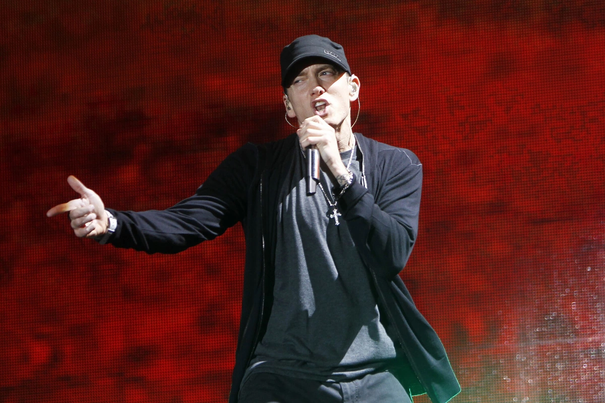 Eminem virtual konsert verdi - VİDEO