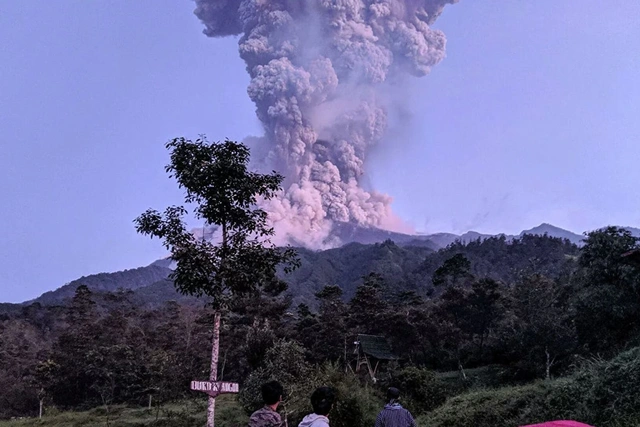 В Индонезии в результате извержения вулкана погибли 11 человек - ОБНОВЛЕНО + ФОТО/ВИДЕО