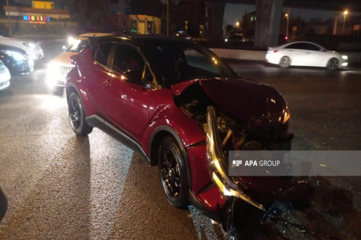 В Баку столкнулись два автомобиля: есть пострадавший - ФОТО