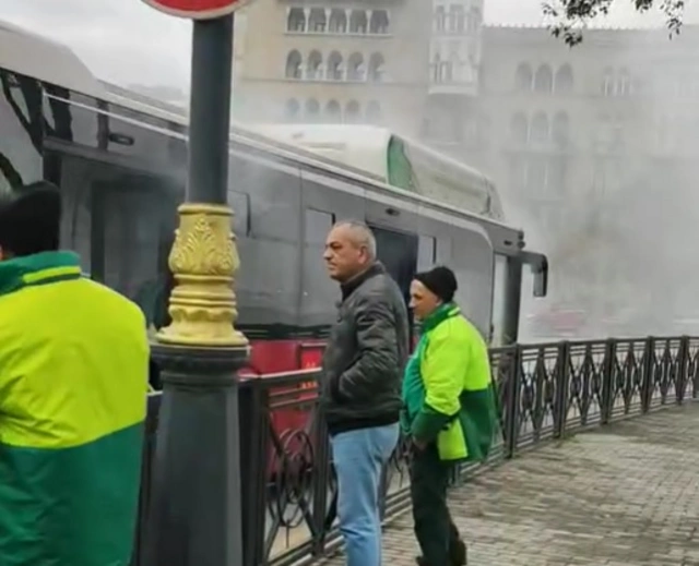 “BakuBus”ın avtobusunda texniki nasazlıq: Sərnişinlər düşürüldülər - YENİLƏNİB + VİDEO