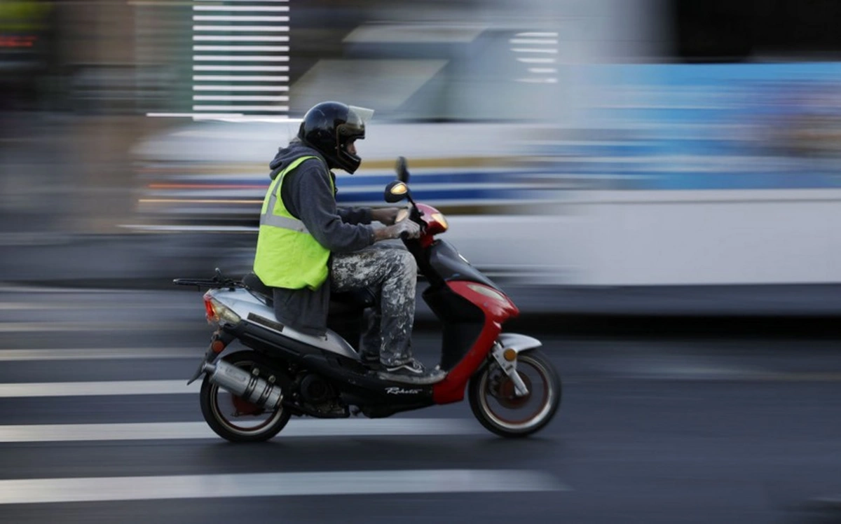 Sumqayıtda moped dirəyə çırpılıb, sürücüsü ölüb